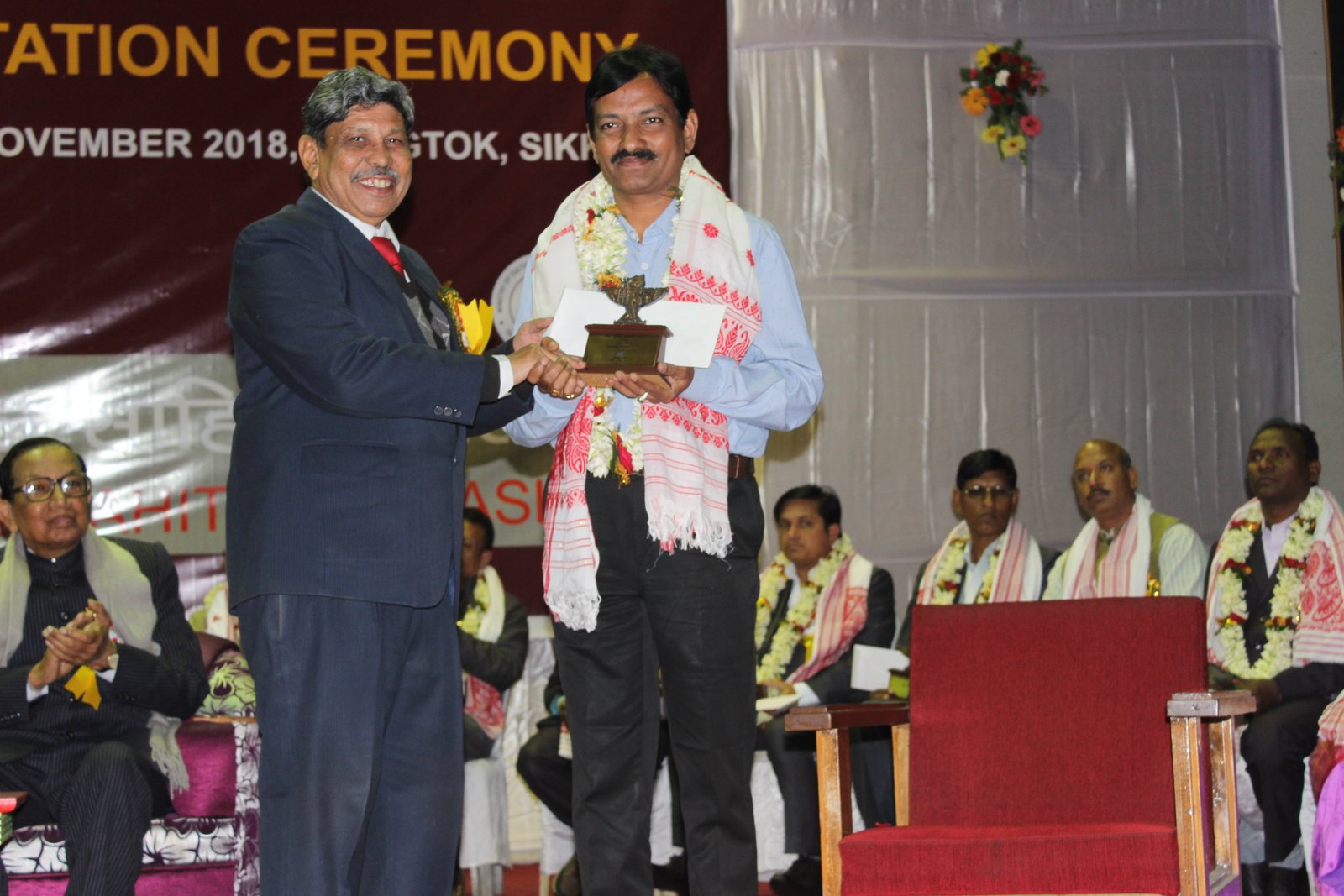 కేంద్ర సాహిత్య అకాడమీ పురస్కారాన్ని అధ్యక్షుడు మాధవ్ కౌశిక్ గారి నుండి స్వీకరించిన చిత్రం 